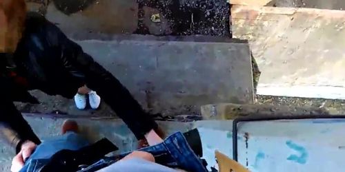 Offentlig blowjob utendors under broen - POV