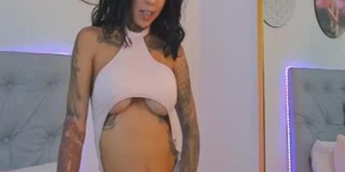 Tattooed Girl Rubs Her Wet Pussy On Cam