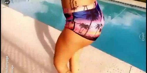 Pool twerk