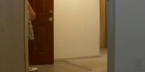 Amateurdrops her towel for a delivery guy