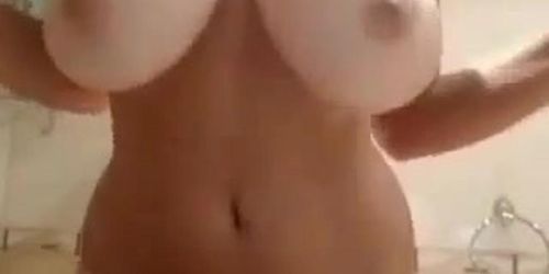 Huge tit amatuer bouncing her boobs