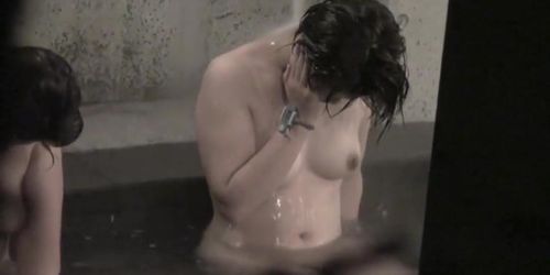 Asian amateur is exposing her nude tits in the sauna nri076 00