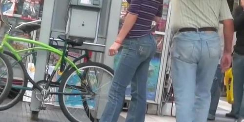 Candid street video shows a tasty ass in tight jeans.