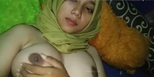 Awek manis hijab hijau