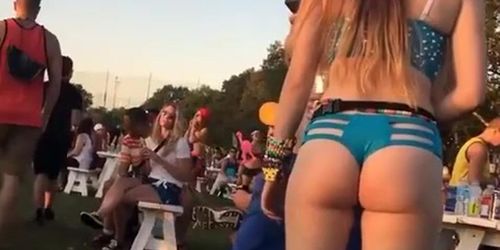 Teen with nice butt cheeks jiggling