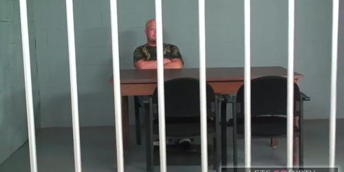 Wenn die Anwaeltin einen Knast Besuch macht....