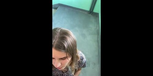 Sexe Avec Sa Copine Dans Le Couloir Public