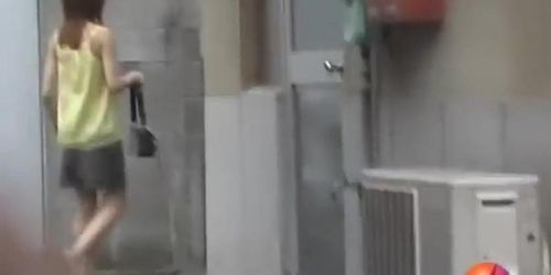 Voyeur filmed how Japanese girl gets street sharked