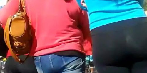 Great wiggling ass in black on the street