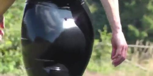 Milf - In Heels, Str&uuml;mpfe und Latex.