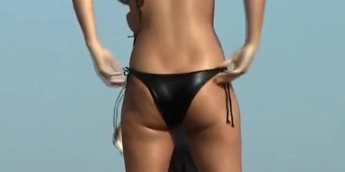 Flawless pussy filmed on the beach