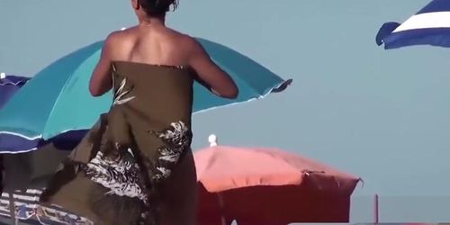 Sexy Amateur females naked at the beach spycamera voyeur vid