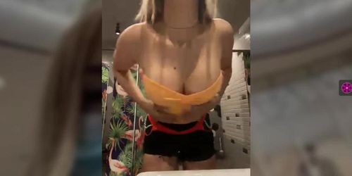 MV324 ** bimbo flashing in bathroom