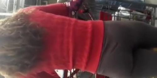 Great ass teen in leggings at supermarket