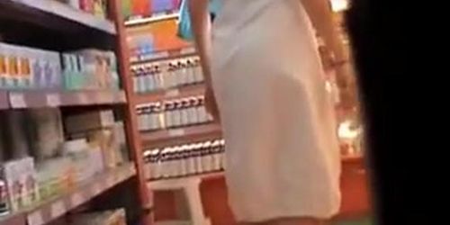 Teen up skirt view caught in the public places