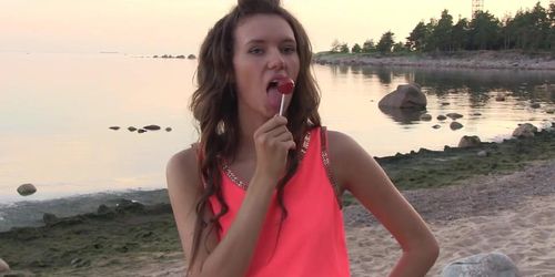 Kinky Lucy Dances Naked In The Beach And Masturbates With A Lollipop (Sweet Candy)