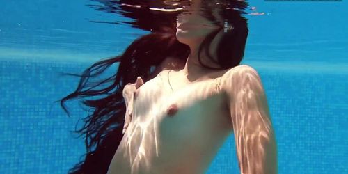 Andreina De Luxe is a beautiful Columbian swimming naked (Andreina Deluxe)