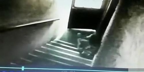 Risky woman has to pee so bad