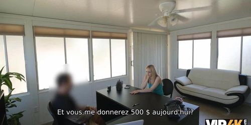 VIP4K. Blonde aime l'idï¿½e des prï¿½teurs d'approuver le crï¿½dit pour la chatte (Alli Rae)