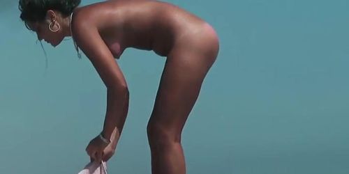 Nudist beach video introduces great looking naked babes