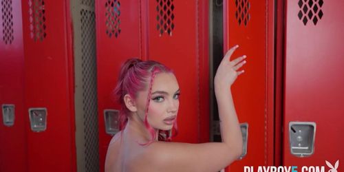 Big ass teen cheerleader with curvy body gets exposed in the nude