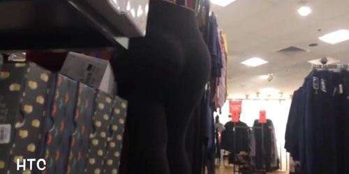 CANDID HUGE LATINA BOOTY