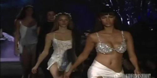 Tyra Banks â?¢ Runway!!!