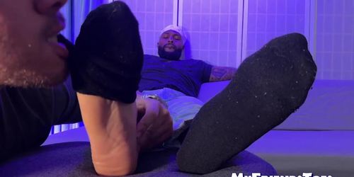 MY FRIENDS TOES - Horny Dan Edwards sniffed and sucked the perfect size twelve feet of bearded Dallas (Dallas Miko)