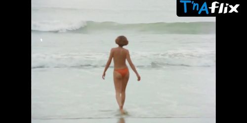 Neide Ribeiro Bikini Scene  in A Ilha Dos Prazeres Proibidos