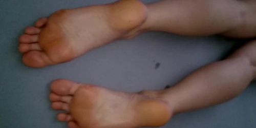 Candid totall stinky Feet Girl- Cum on her big soles