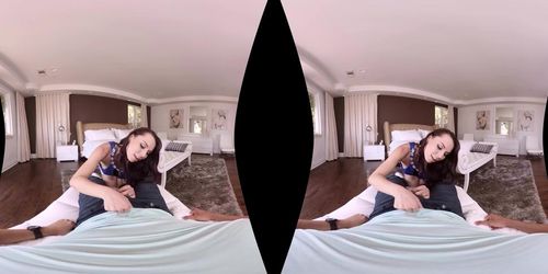 Real Estate Agent Aidra Fox Gives You A Spectacular Signing Bonus