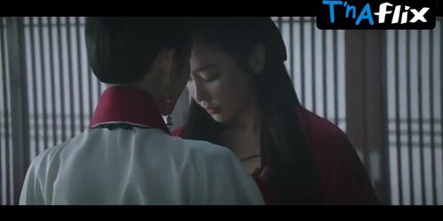 Jeong Yu-Mi Lesbian,  Breasts Scene  in Queen Woo