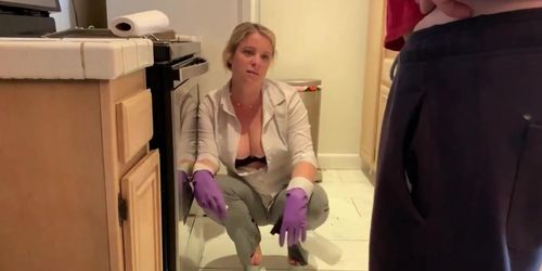 Stepmother Is Horny And Stuck In The Oven
