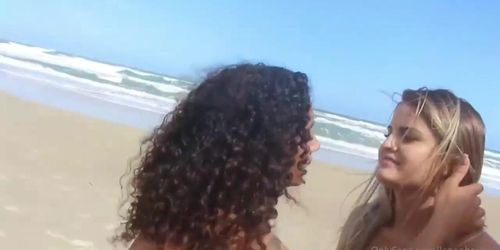 Morena e loira curtindo a praia gostoso