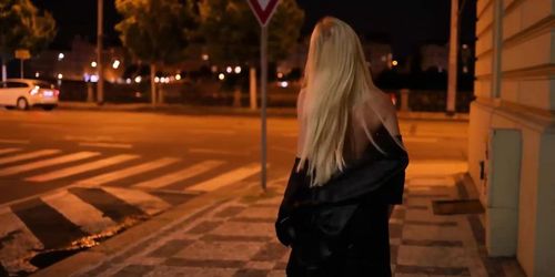 Une Belle Blonde Exhibitionniste Se Promene Nue Dans Les Rues