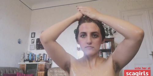 Big-Ass Babe Gets Wet and Messy on Cam!