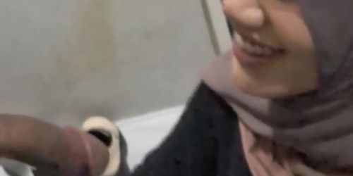 Heboh Mahasiswi Hijab Binal Nyepong Kontol