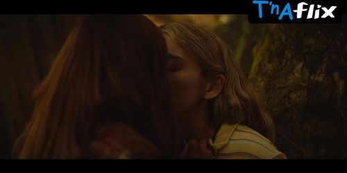 Sophie Nelisse Lesbian Scene  in Yellowjackets