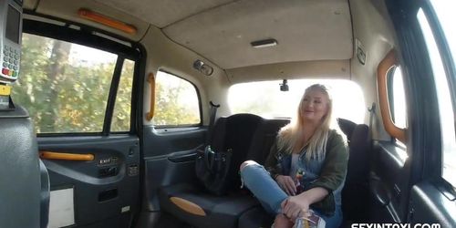 Horny blonde showed boobs and more to taxi driver