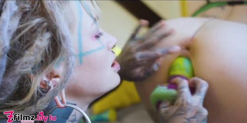 Alt punk girls Anuskatzz and Eden share a tattooed dick