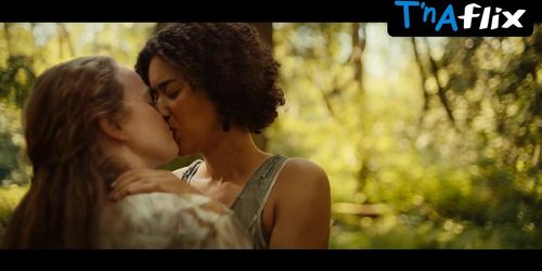 Jasmin Savoy Brown Lesbian Scene  in Yellowjackets