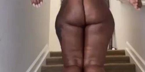 Thick bitch clappin dat ass