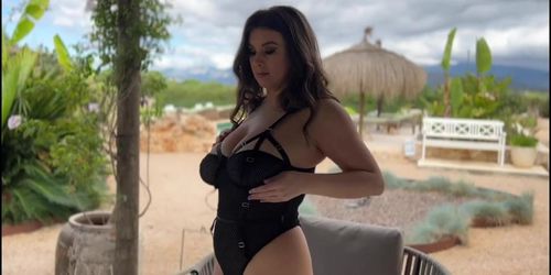 Leaked OnlyFans British Glamour Babe Sarah McDonald Shows Her Lustful Juggs