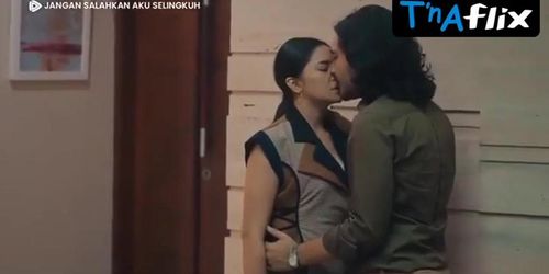 Andriani Marshanda Breasts,  Bikini Scene  in Jangan Salahkan Aku Selingkuh