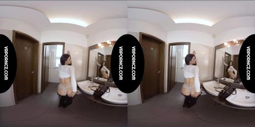 VR - Meeting in bathroom