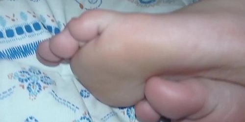 Sexy sleeping feet leads to a cumshot on her skckd6