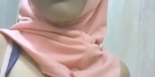 Hijaber - Remas Susu Di Toilet. 