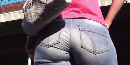 Hot MILF tight jeans vpl