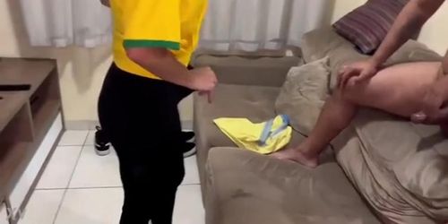 Casada novinha dando a bucetinha pro seu tio na frente do corno