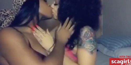 Ebony Amateur Lesbians Kissing and Squirting